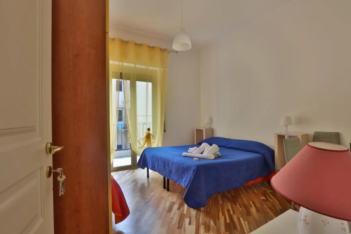 Ingresso della camera con vista sul letto