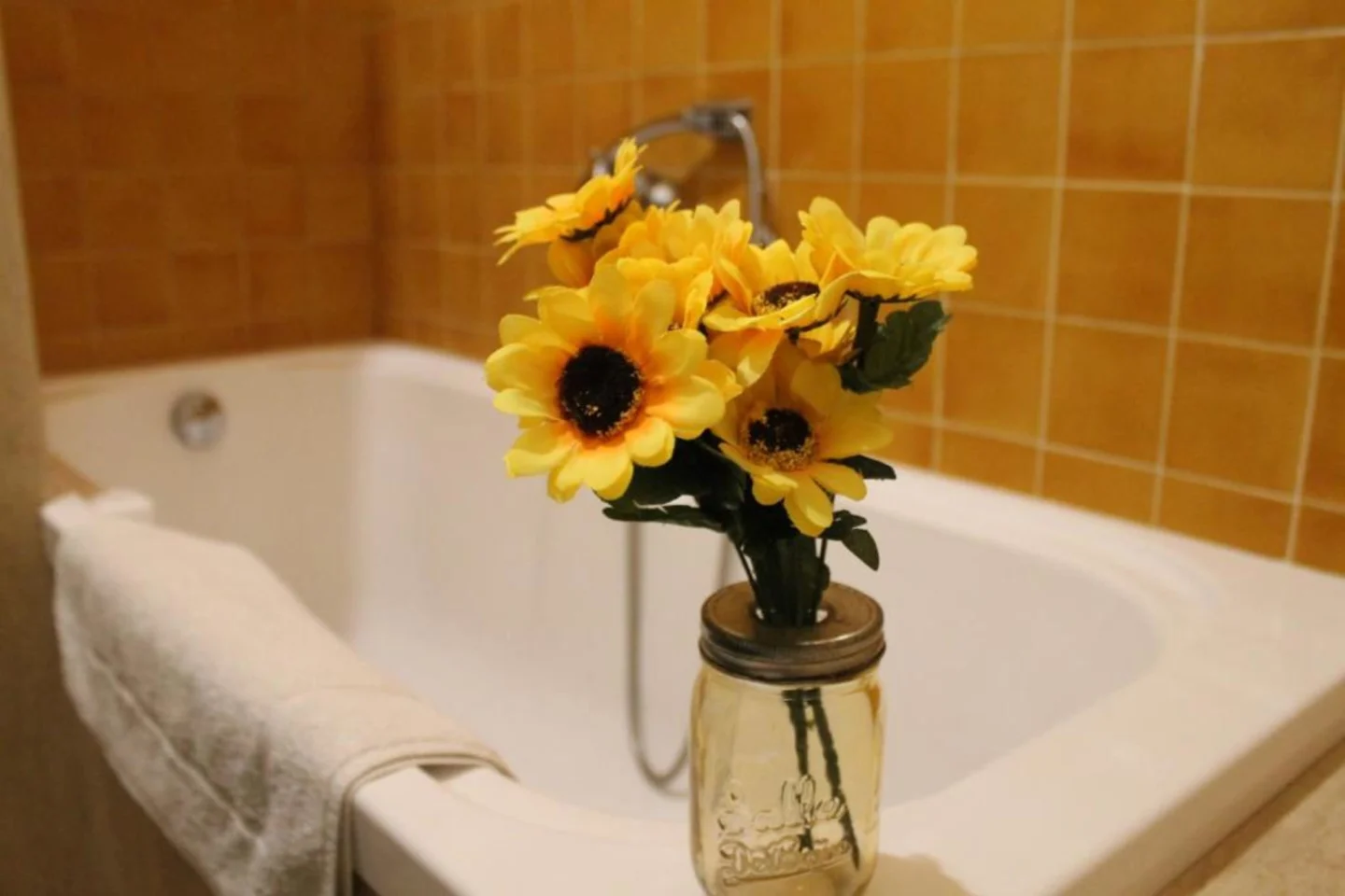 Vasca da bagno con dettaglio girasoli