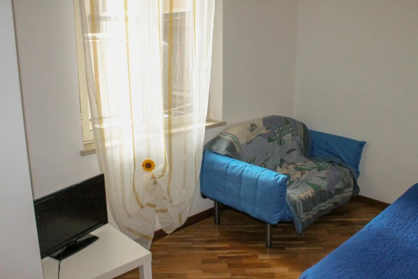 Angolo relax con divano e TV