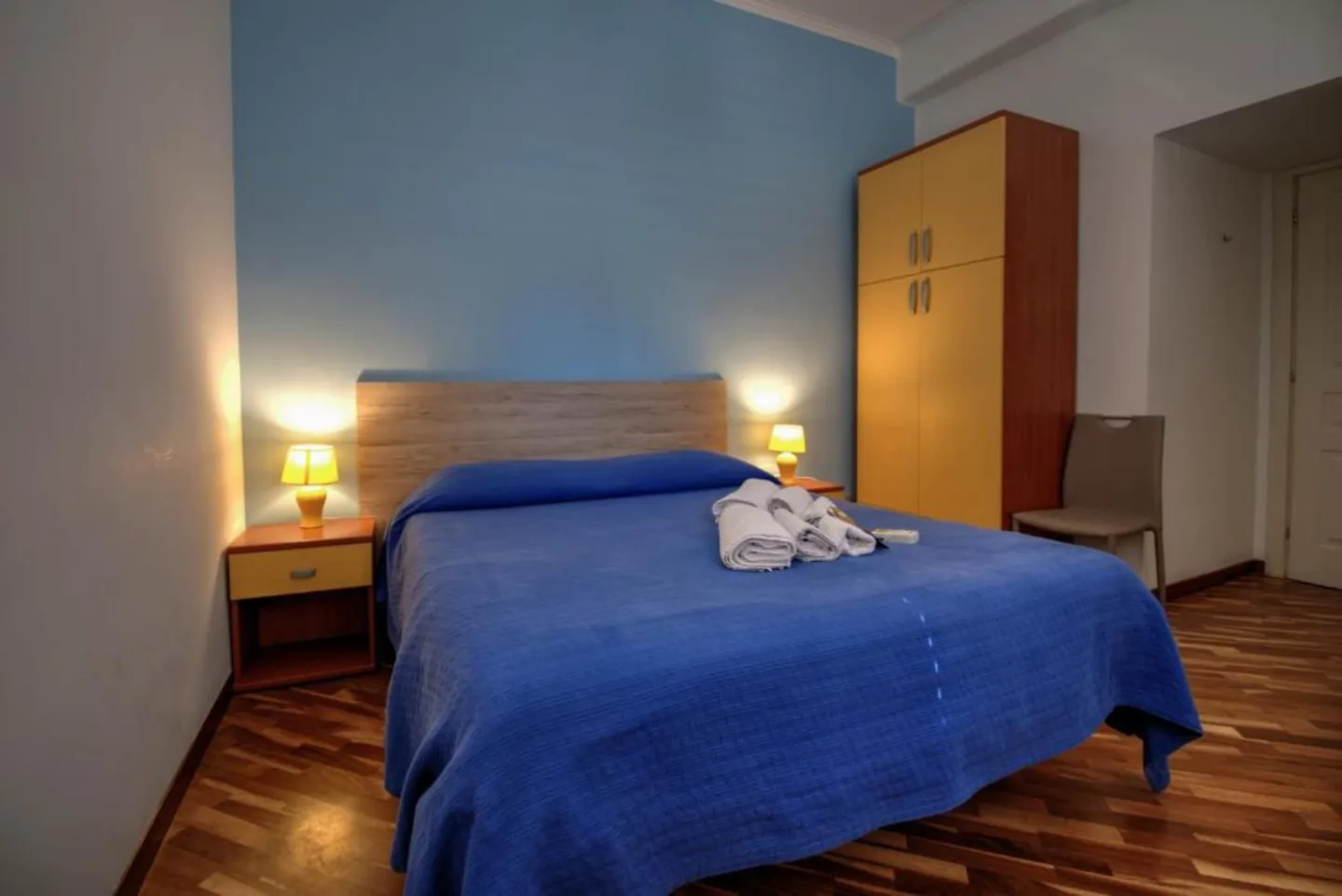 Letto matrimoniale con parete azzurra