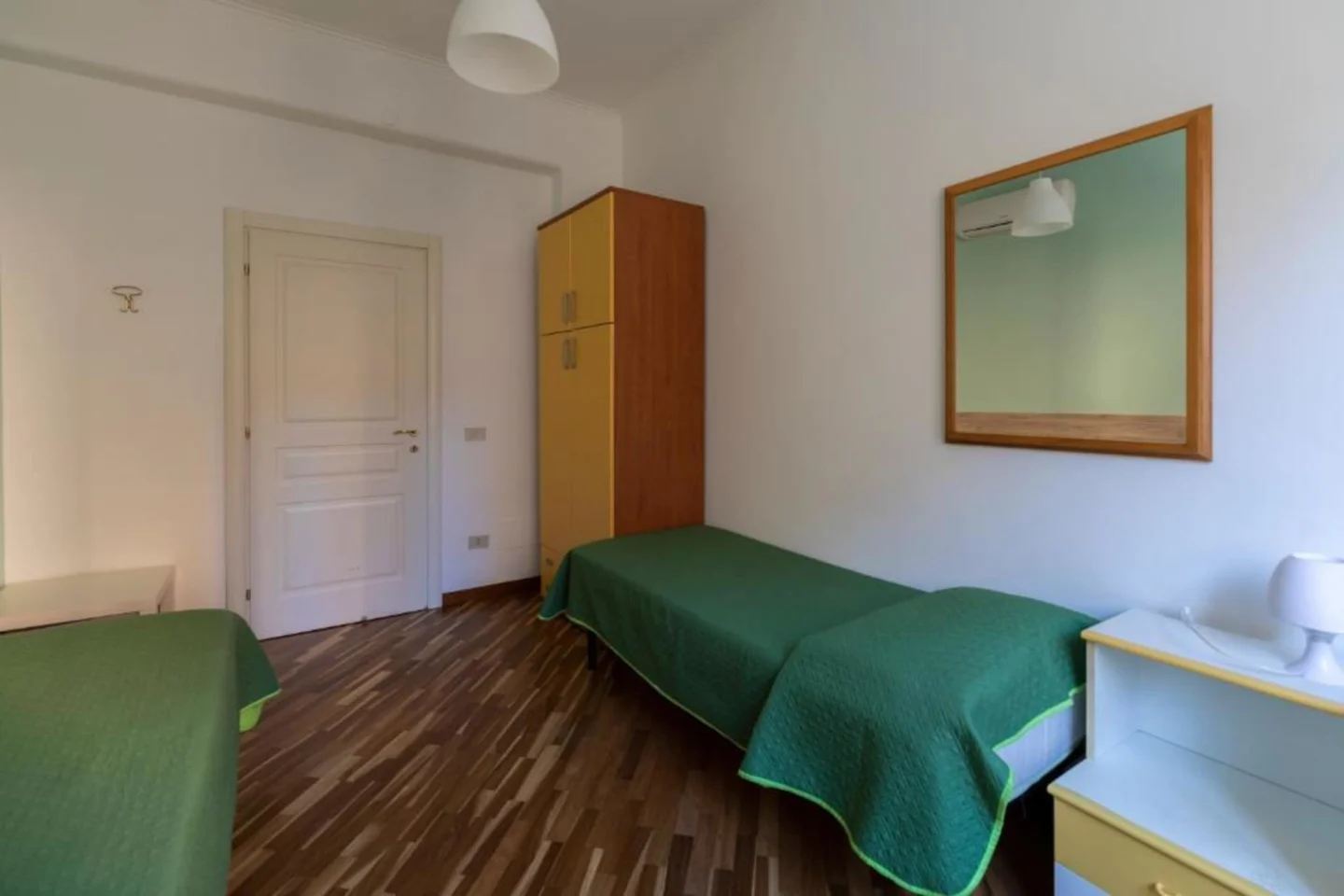 Angolo armadio giallo con specchio e ingresso