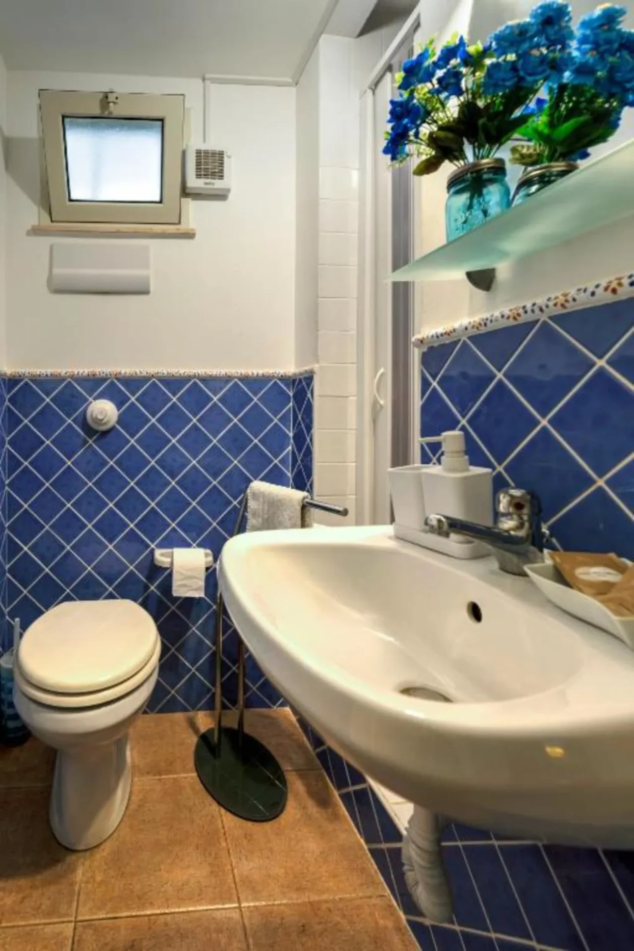 Bagno privato con maioliche blu