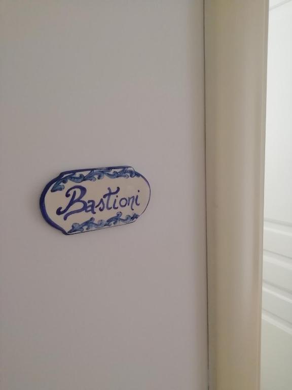 Targhetta artigianale in ceramica siciliana della camera Bastioni